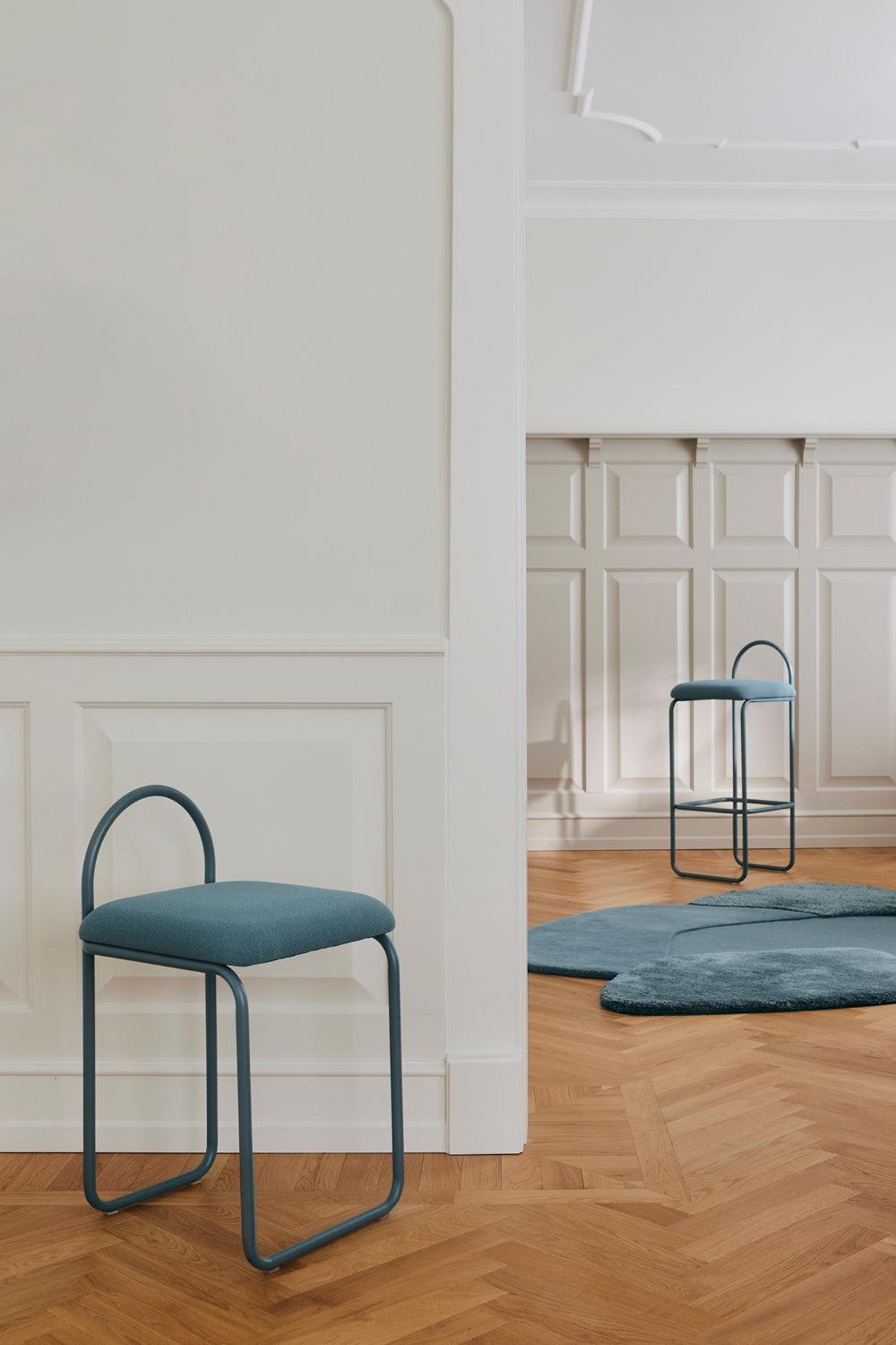Hoker z tkaniną boucle ANGUI niebieski AYTM Eye on Design