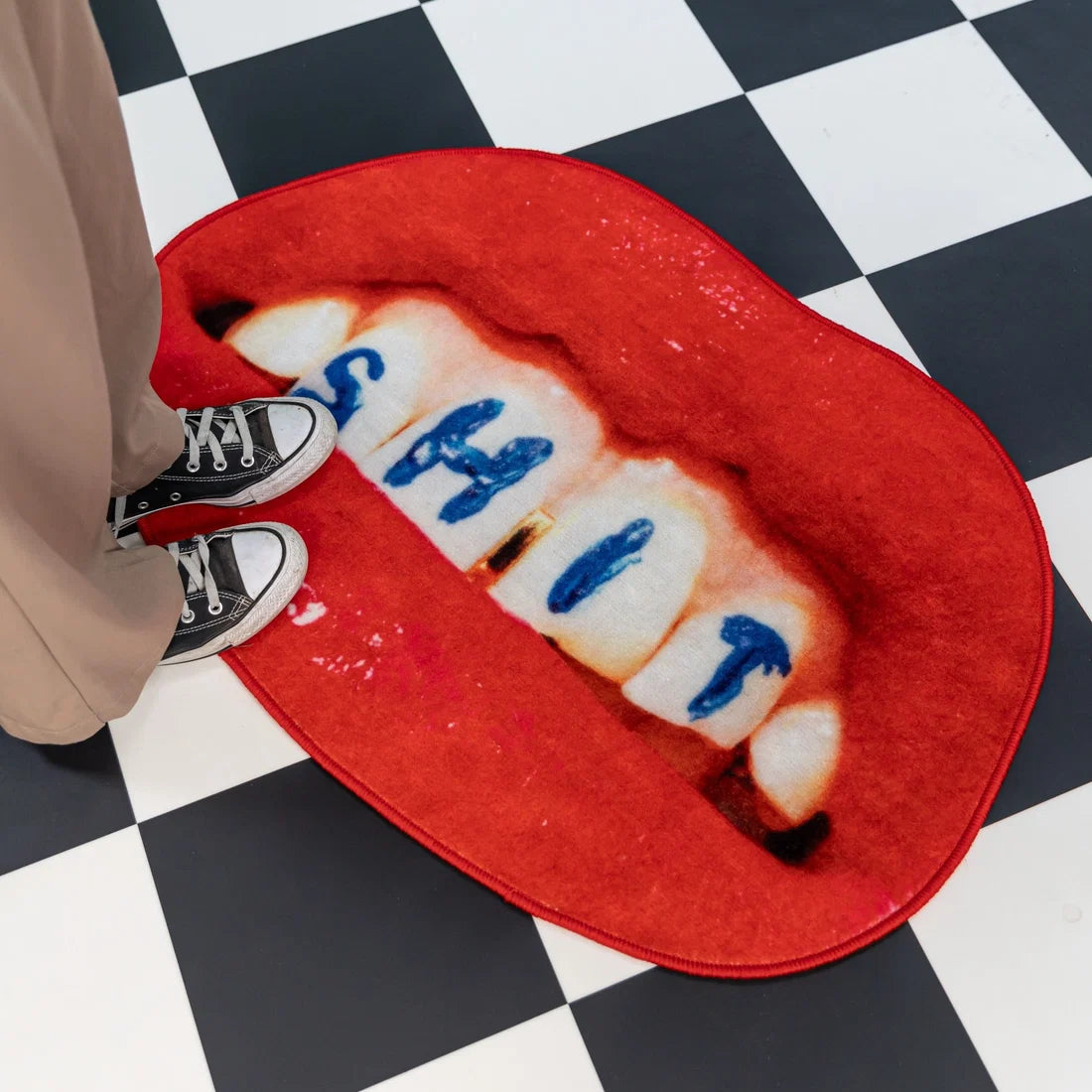 Decorative rug in the shape of lips SHIT red
