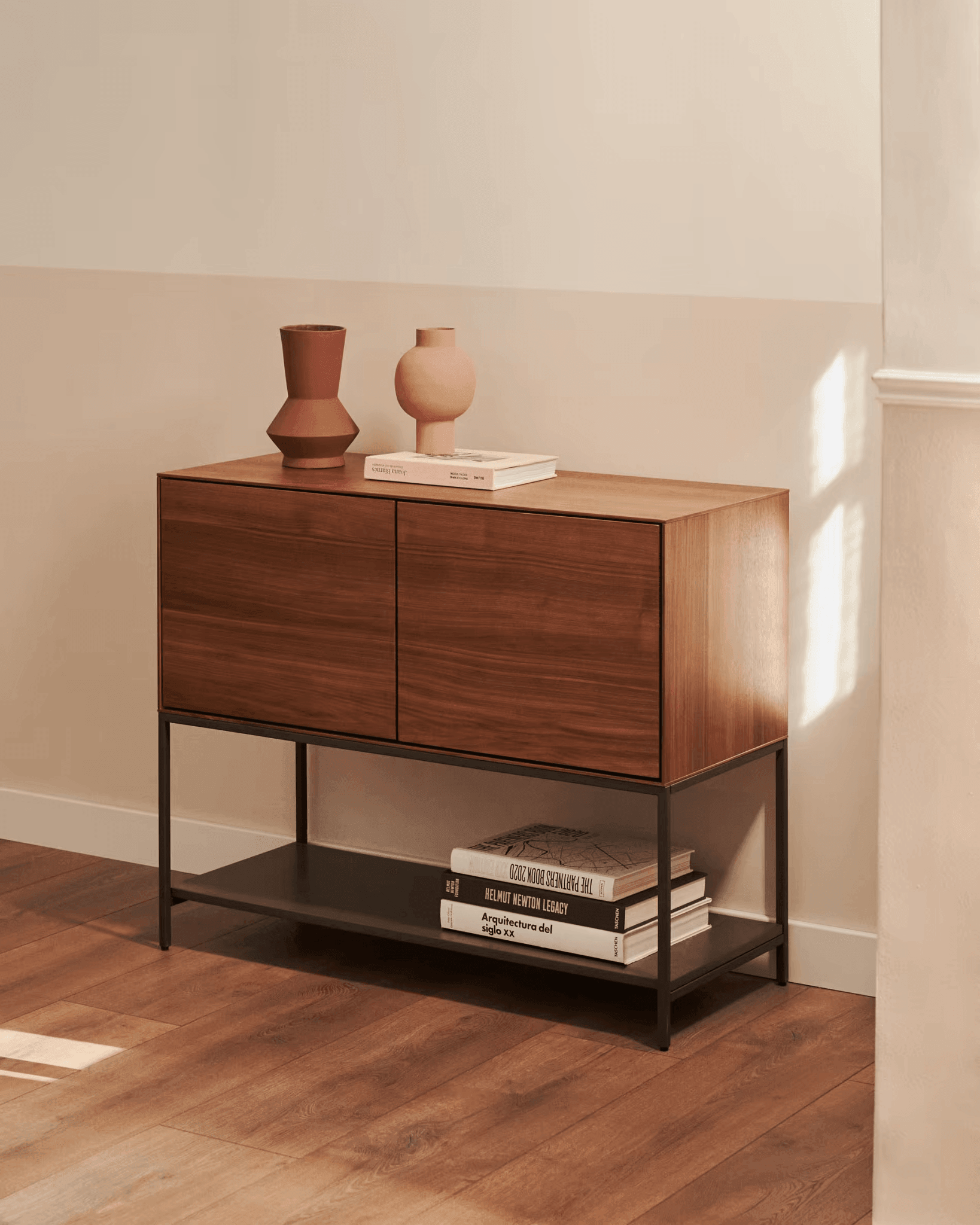 Komoda niska 2-drzwiowa VEDRANA fornir orzechowy La Forma Eye on Design
