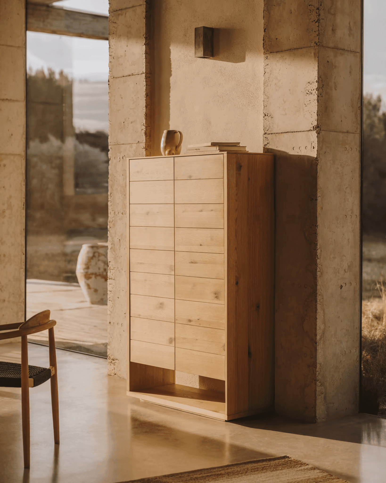 Komoda wysoka 2-drzwiowa ALGUEMA fornir dębowy La Forma Eye on Design
