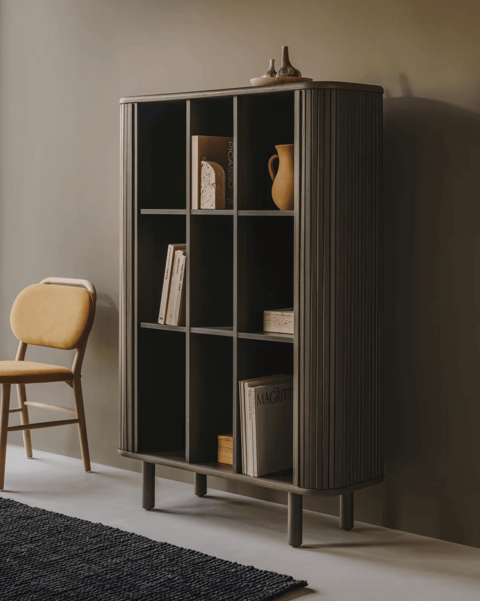 Komoda wysoka MAILEN ciemnobrązowa okleina jesionowa La Forma Eye on Design