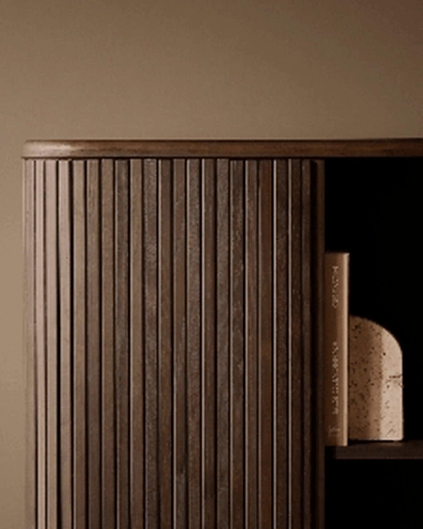 Komoda wysoka MAILEN ciemnobrązowa okleina jesionowa La Forma Eye on Design