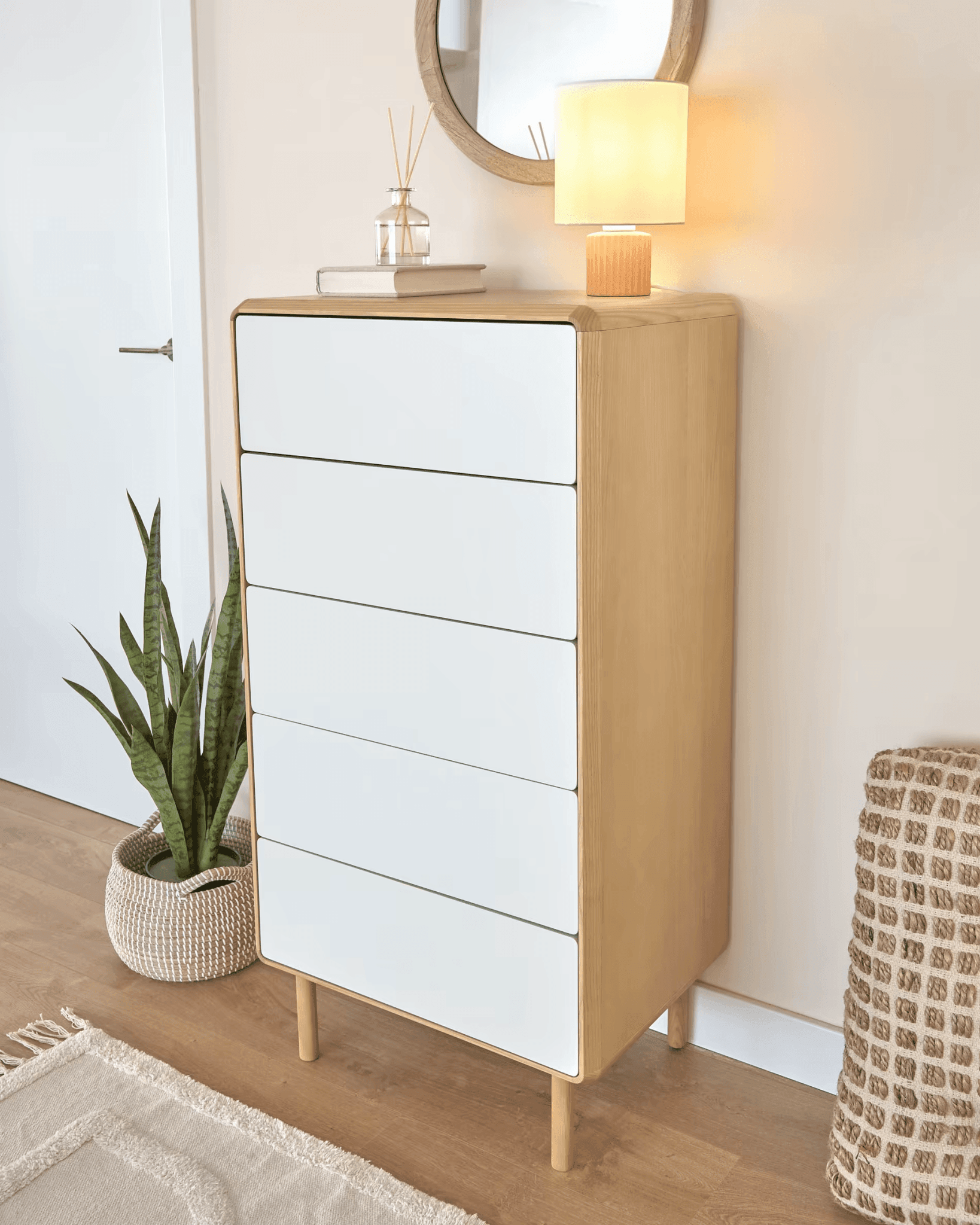 Komoda wysoka z szufladami ANIELLE biały z drewnem La Forma Eye on Design