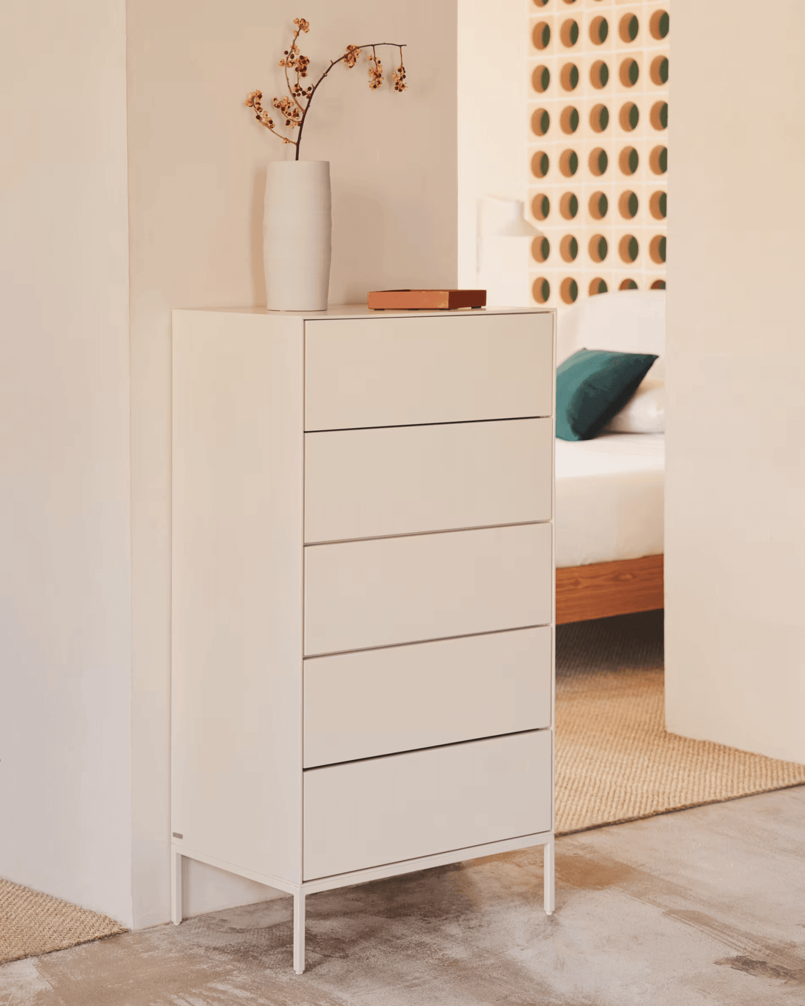 Komoda wysoka z szufladami VEDRANA biały La Forma Eye on Design