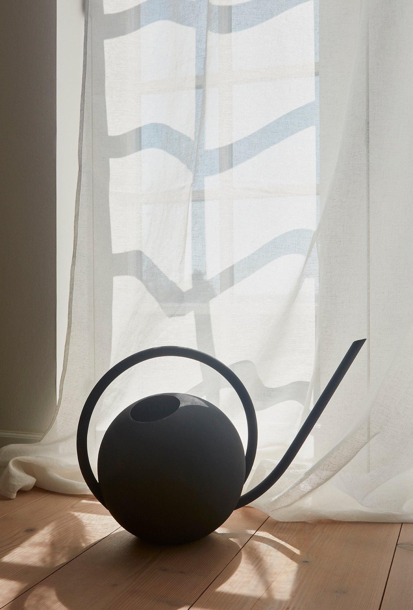 Konewka GLOBE czarny AYTM Eye on Design