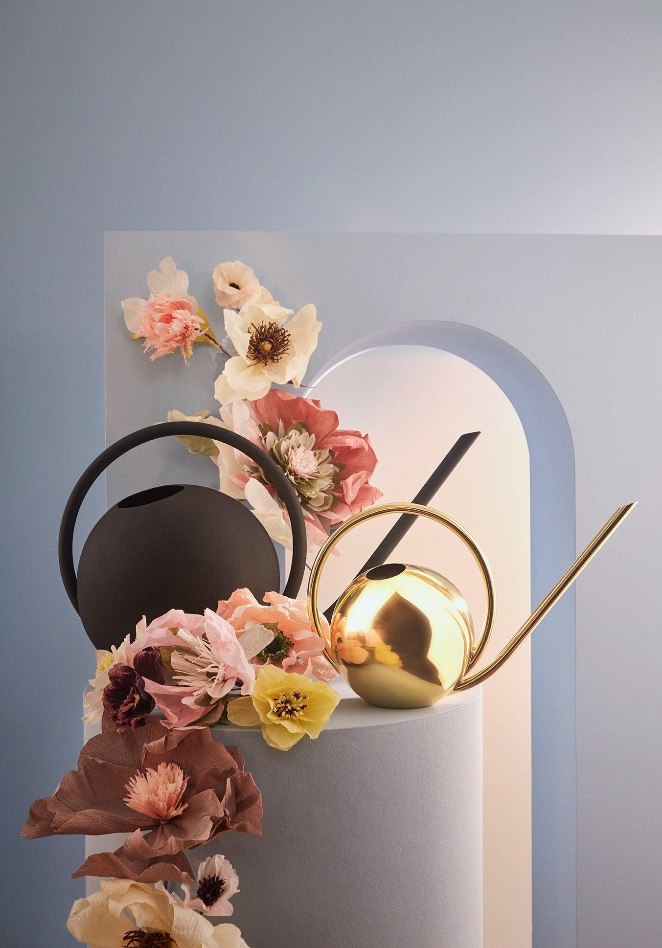 Konewka GLOBE czarny AYTM Eye on Design