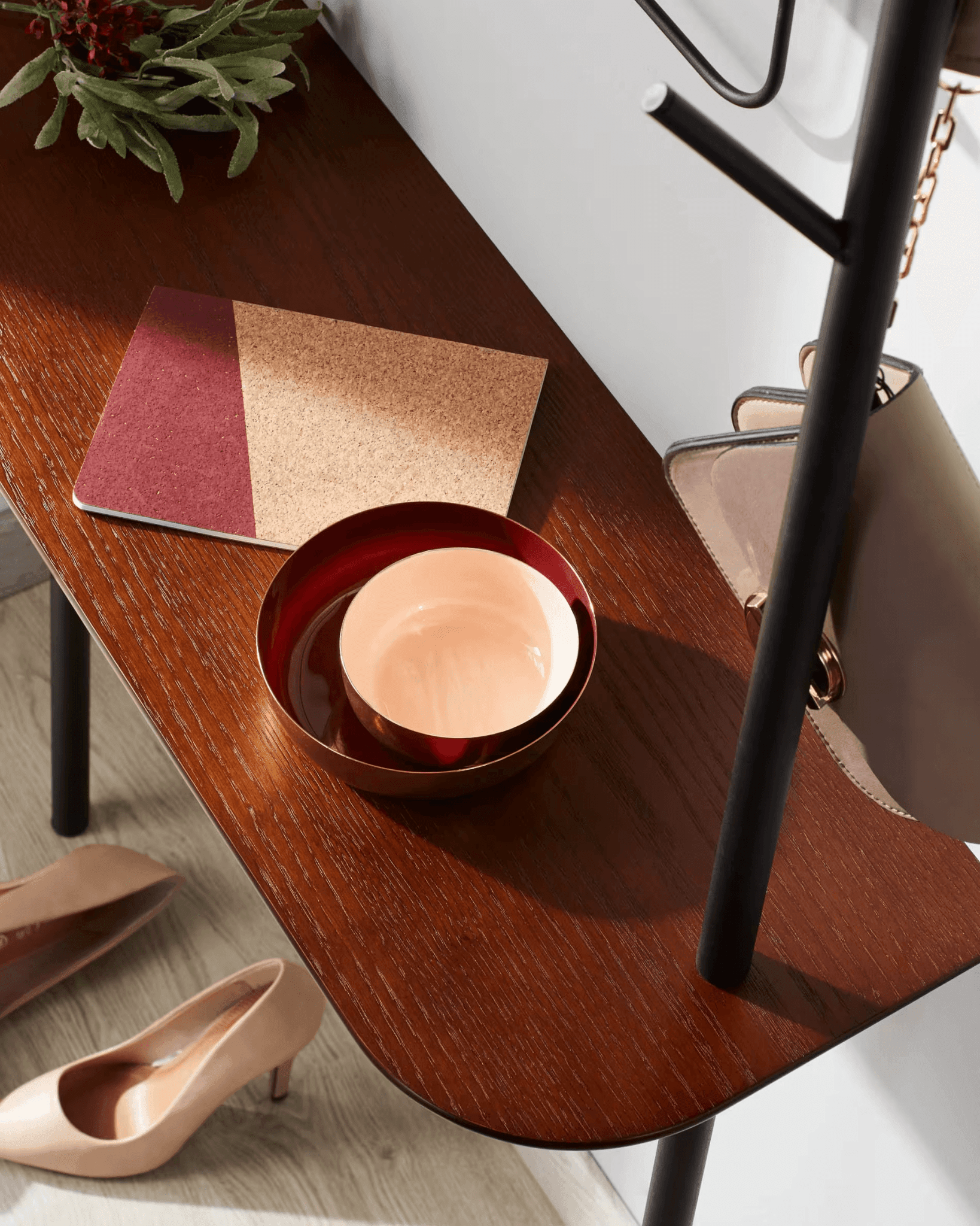 Konsola MARCOLINA fornir dębowy z czarną podstawą La Forma Eye on Design