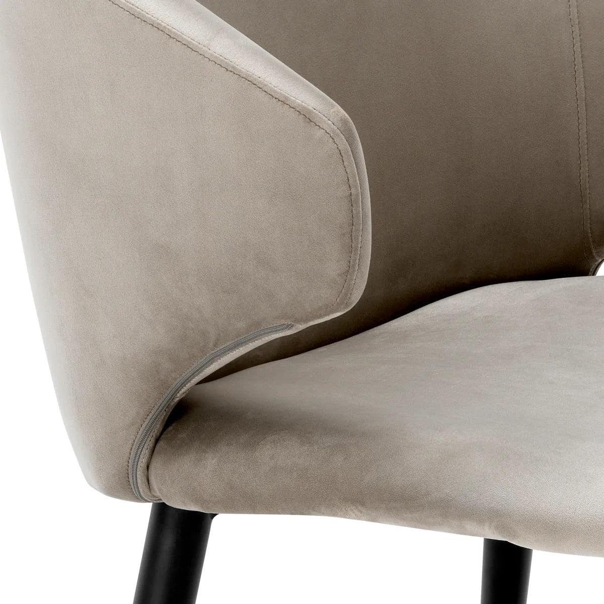 Krzesło aksamitne z podłokietnikami VOLANTE beżowy Eichholtz Eye on Design