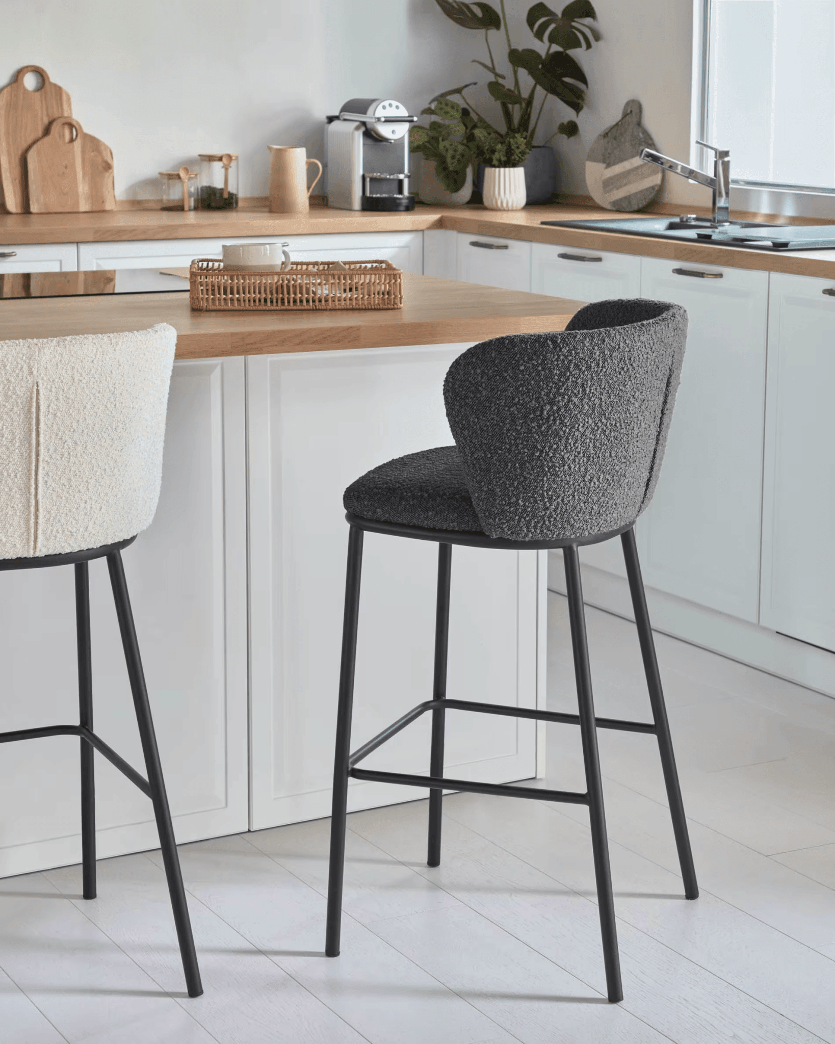 Krzesło barowe CISELIA czarny boucle La Forma Eye on Design