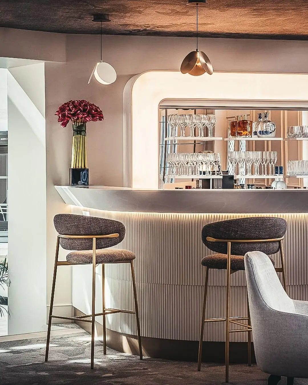 Krzesło barowe OLEANDRO boucle antracytowy z drewnianą podstawą Calligaris Eye on Design