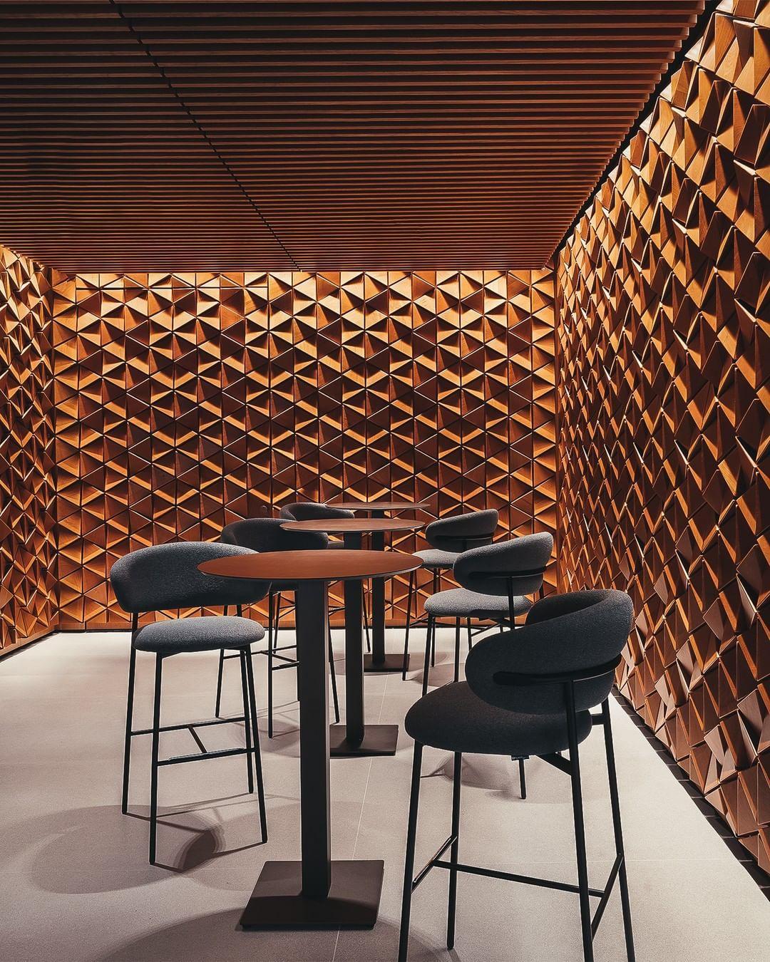 Krzesło barowe OLEANDRO boucle jasnobrązowy z metalową podstawą Calligaris Eye on Design