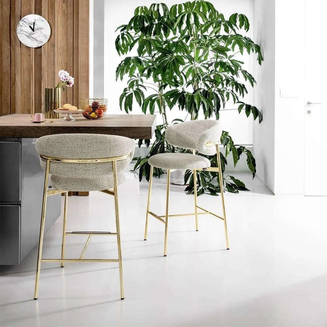 Krzesło barowe OLEANDRO boucle taupe z drewnianą podstawą Calligaris Eye on Design