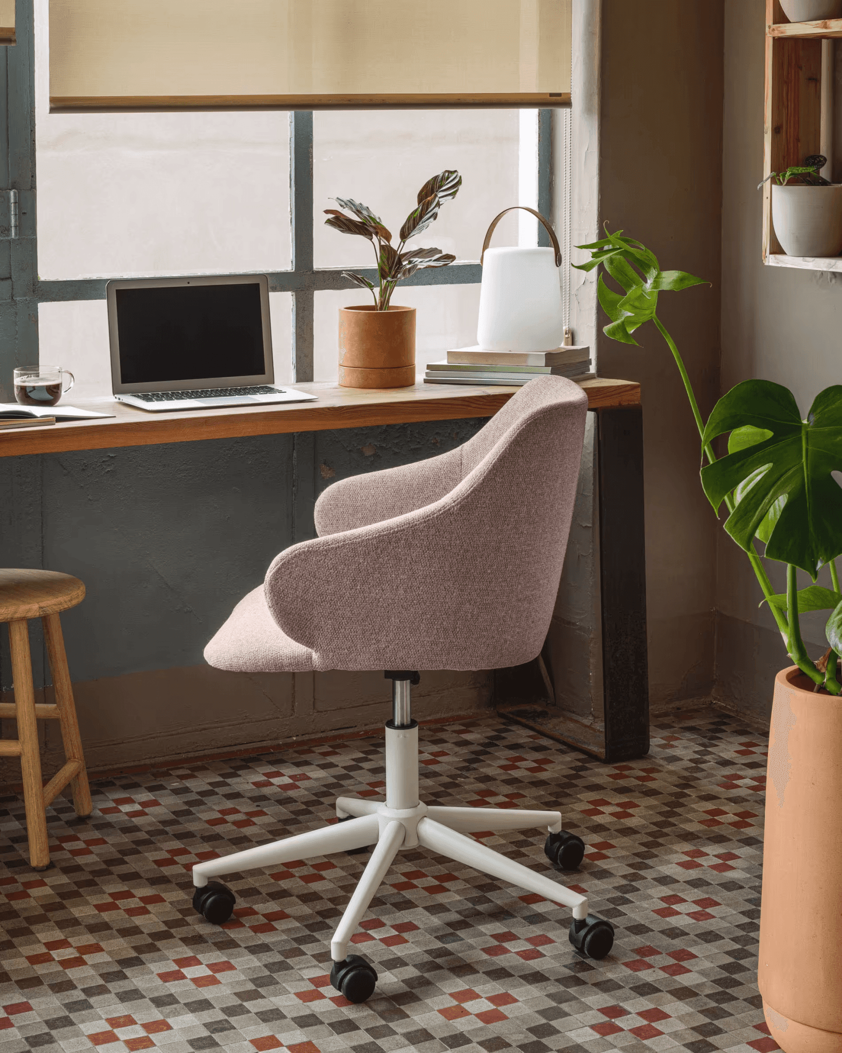 Krzesło biurowe EINARA jasnoróżowy La Forma Eye on Design