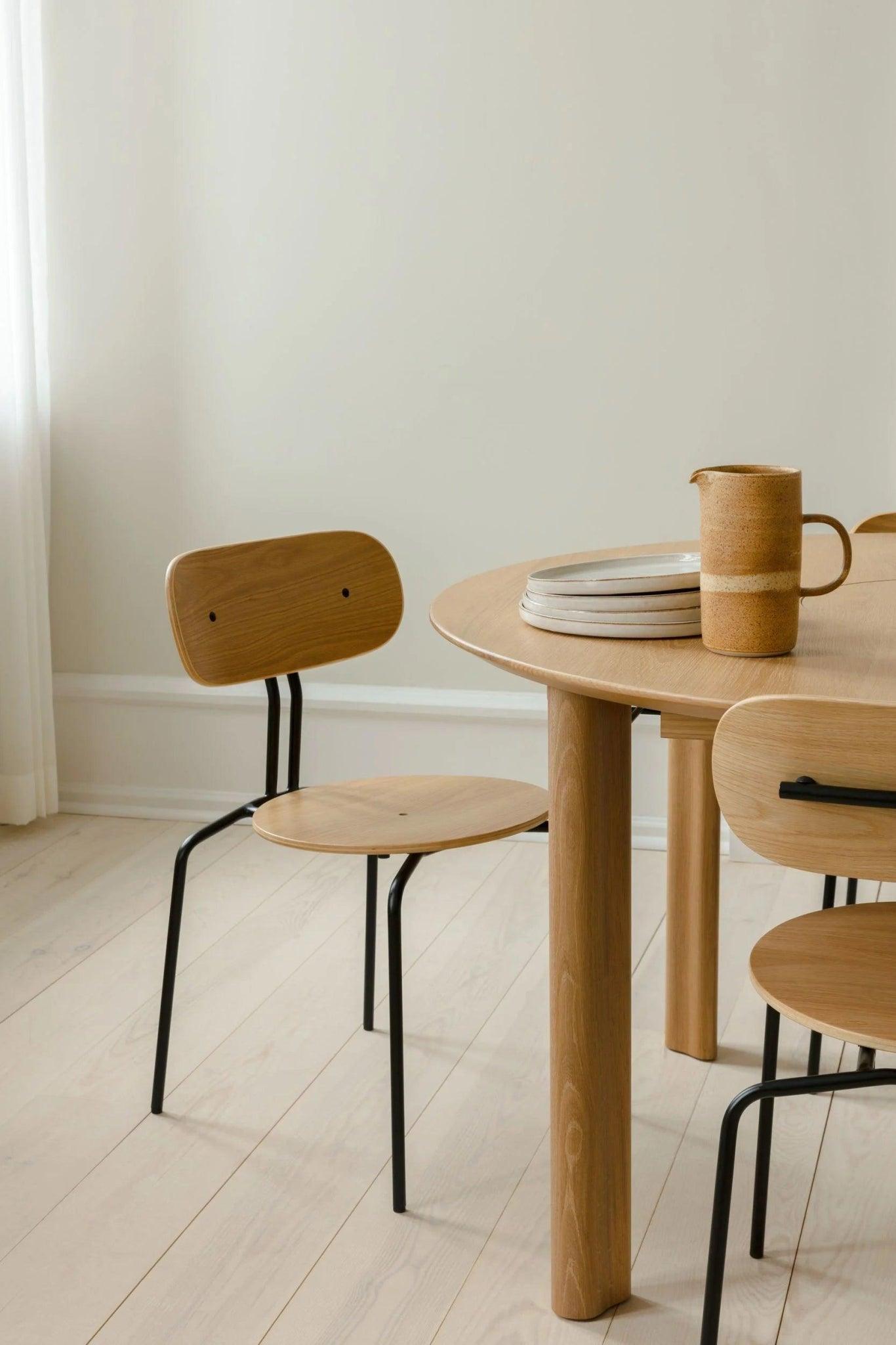 Krzesło CURIOUS beżowy ze złotą podstawą UMAGE Eye on Design