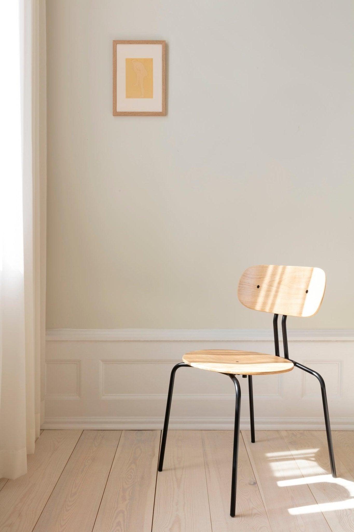 Krzesło CURIOUS dębowe z czarną podstawą UMAGE Eye on Design