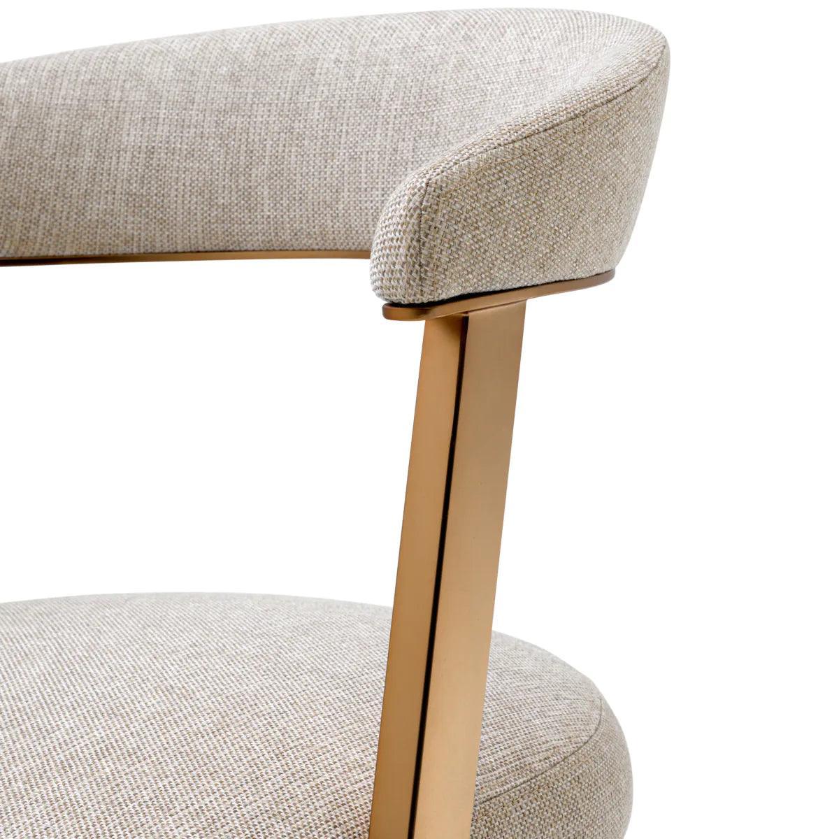 Krzesło DEXTER beżowy z mosiężną podstawą Eichholtz Eye on Design