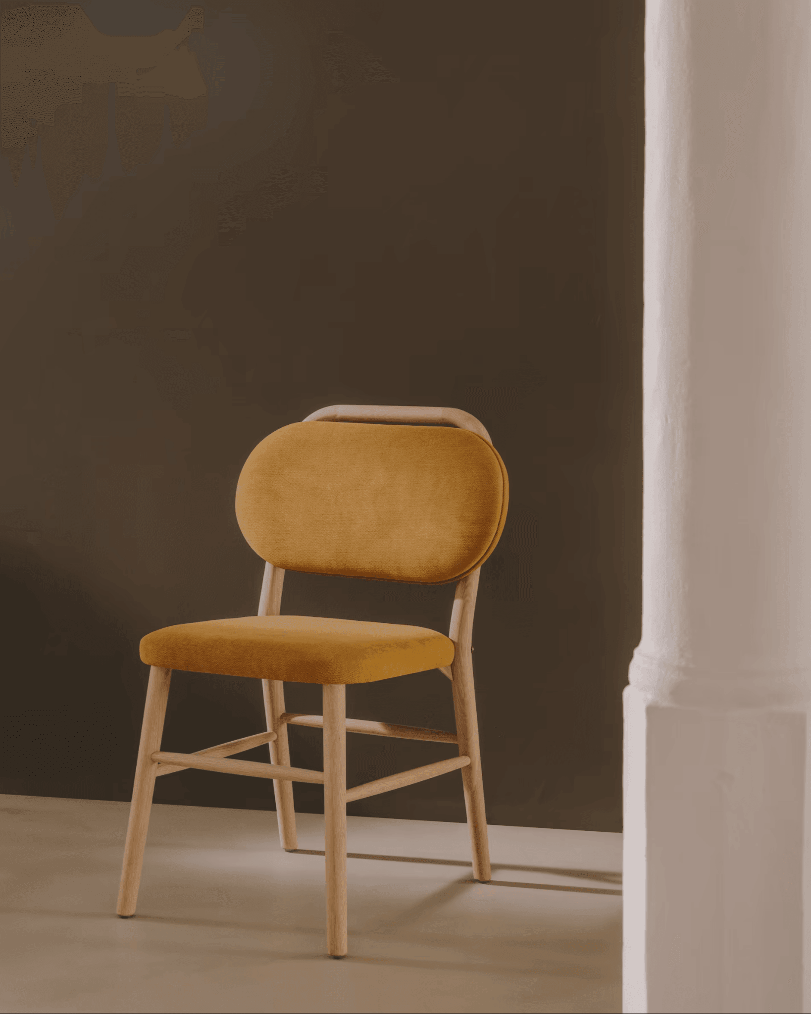 Krzesło HELDA musztardowy szenil z drewnianą podstawą La Forma Eye on Design