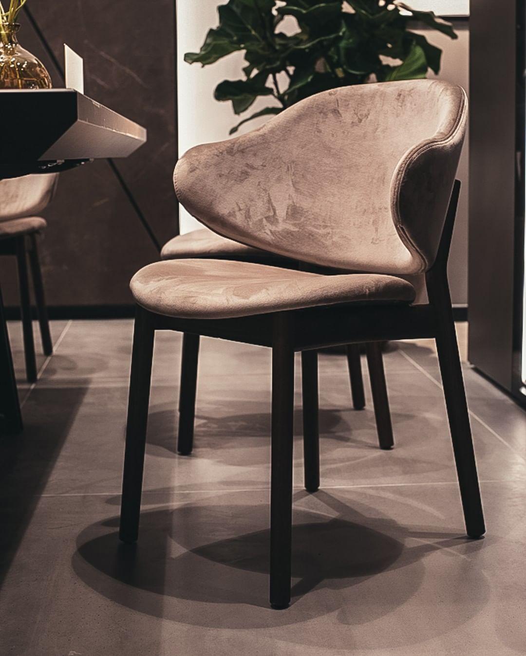 Krzesło HOLLY melanż brązowy z drewnianą podstawą Calligaris Eye on Design