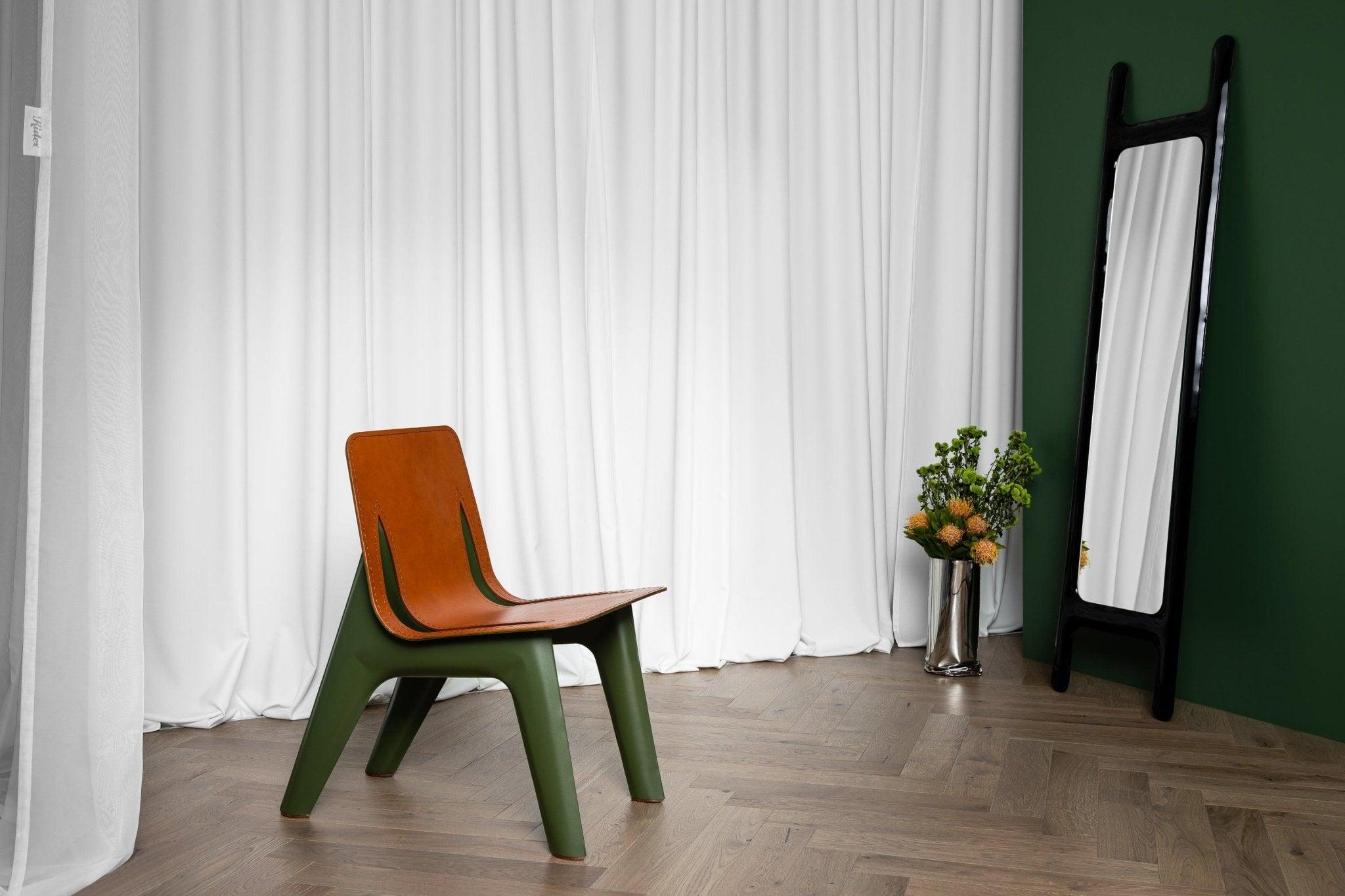 Krzesło J-CHAIR oliwkowy mat z koniakowym wykończeniem Zieta Studio Eye on Design