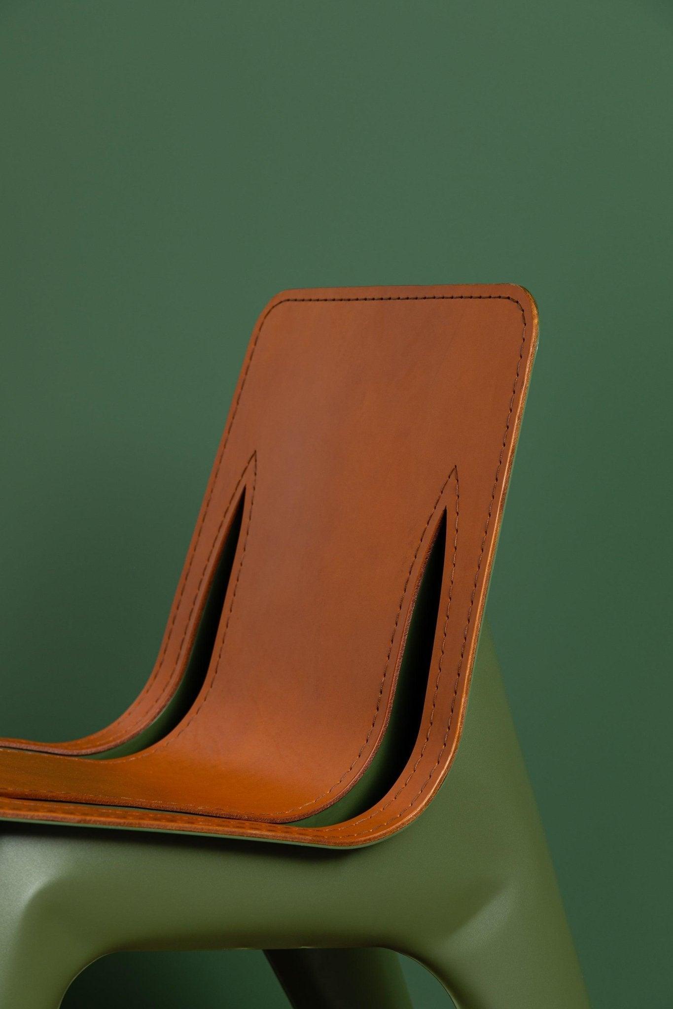 Krzesło J-CHAIR oliwkowy mat z koniakowym wykończeniem Zieta Studio Eye on Design