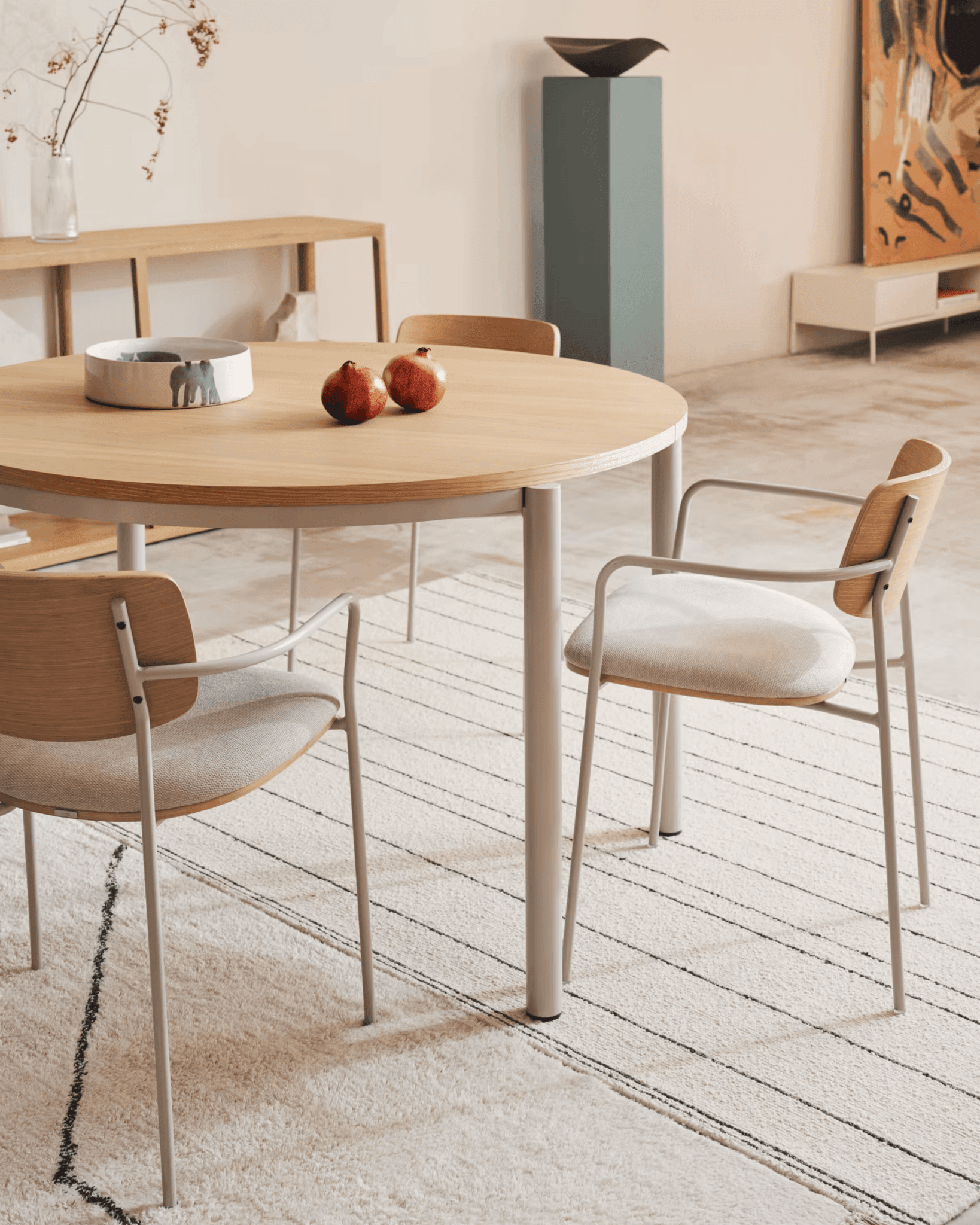 Krzesło MAUREEN okleina dębowa z beżową podstawą La Forma Eye on Design