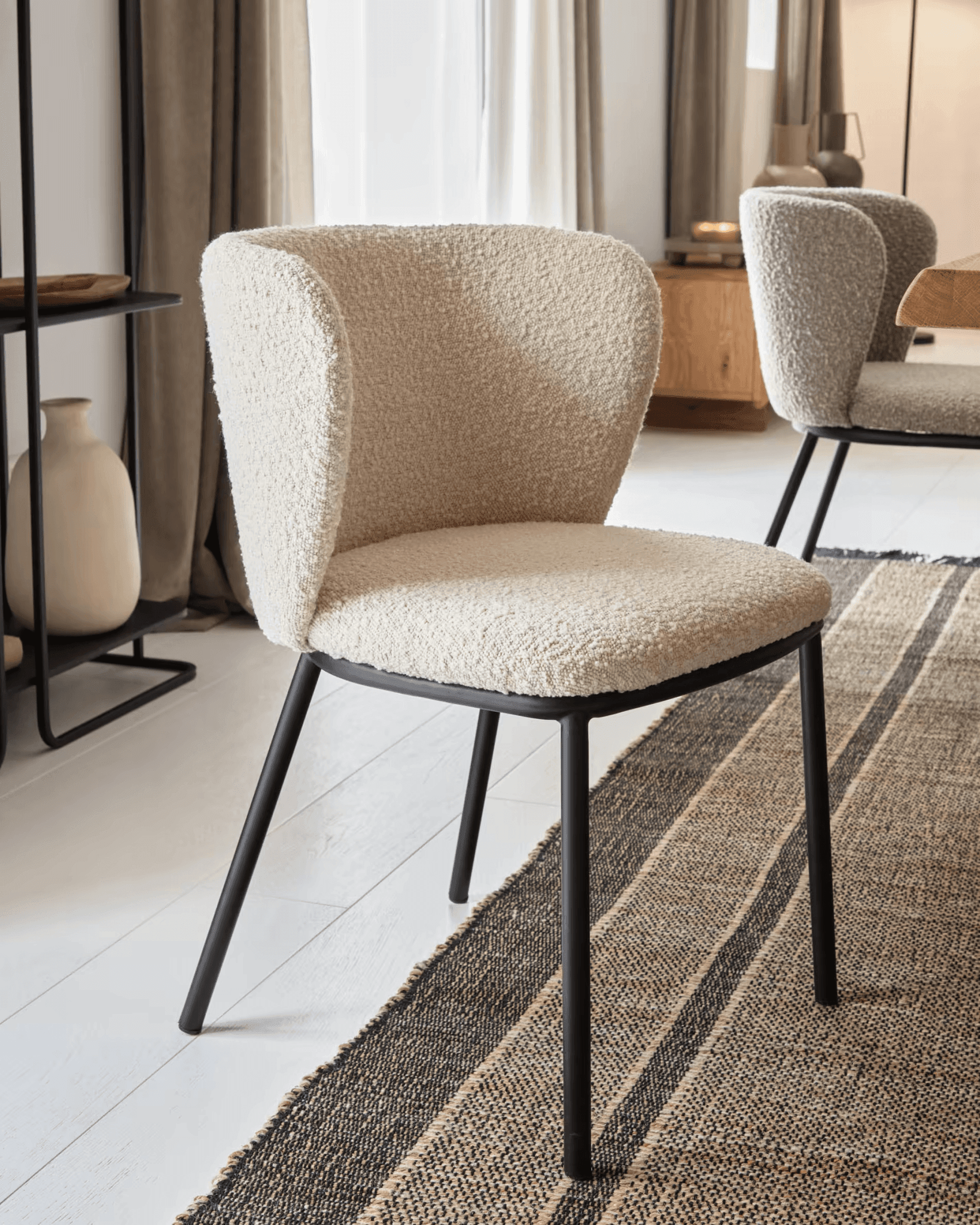 Krzesło w tkaninie boucle CISELIA biały La Forma Eye on Design