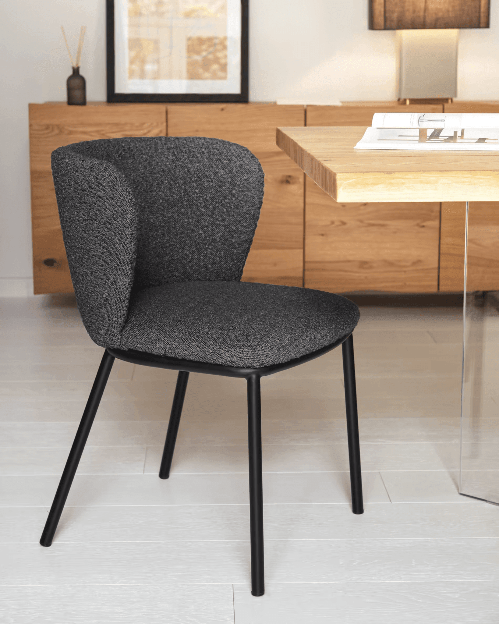 Krzesło w tkaninie boucle CISELIA czarny La Forma Eye on Design