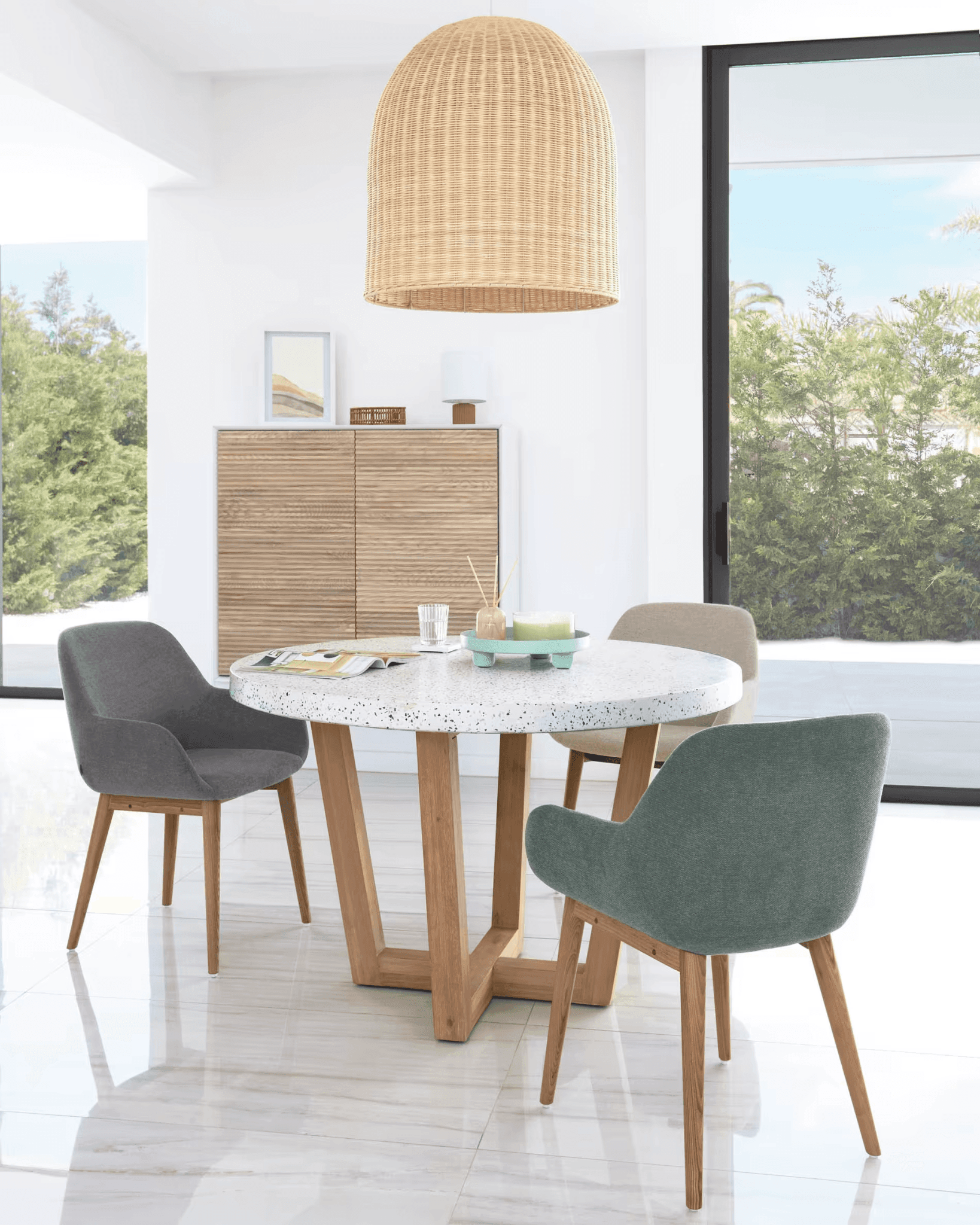 Krzesło w tkaninie szenilowej KONNA beżowy z jesionową podstawą La Forma Eye on Design