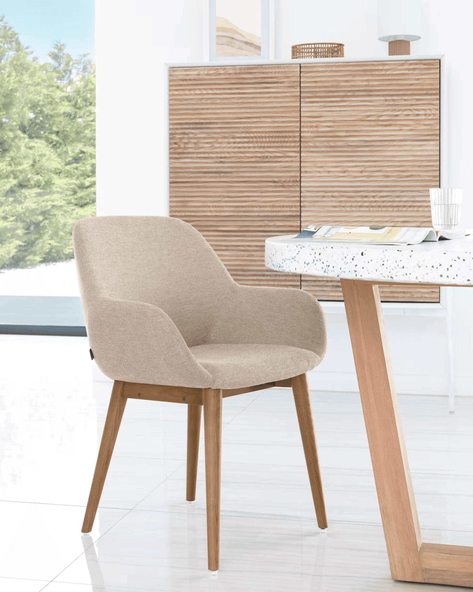 Krzesło w tkaninie szenilowej KONNA beżowy z jesionową podstawą La Forma Eye on Design