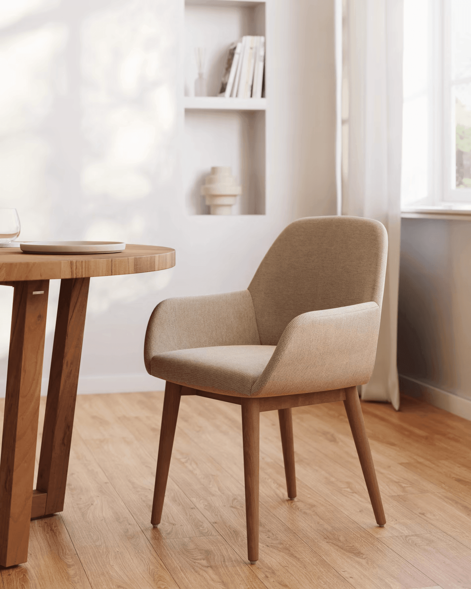 Krzesło w tkaninie szenilowej KONNA beżowy z jesionową podstawą La Forma Eye on Design
