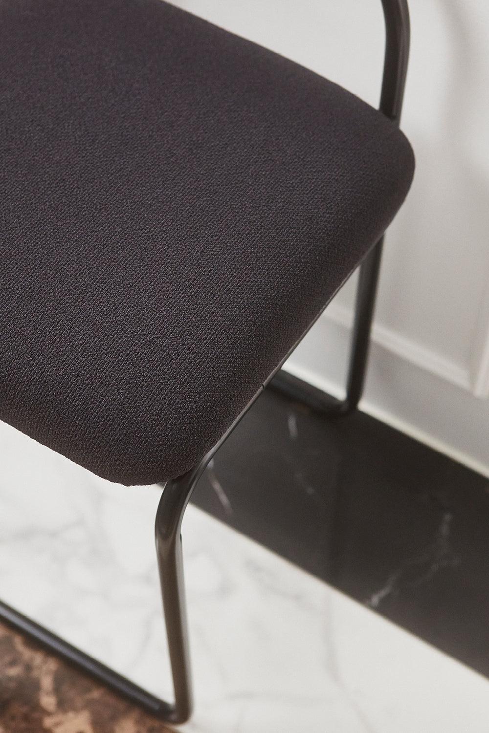 Krzesło z tkaniną boucle ANGUI antracytowy AYTM Eye on Design
