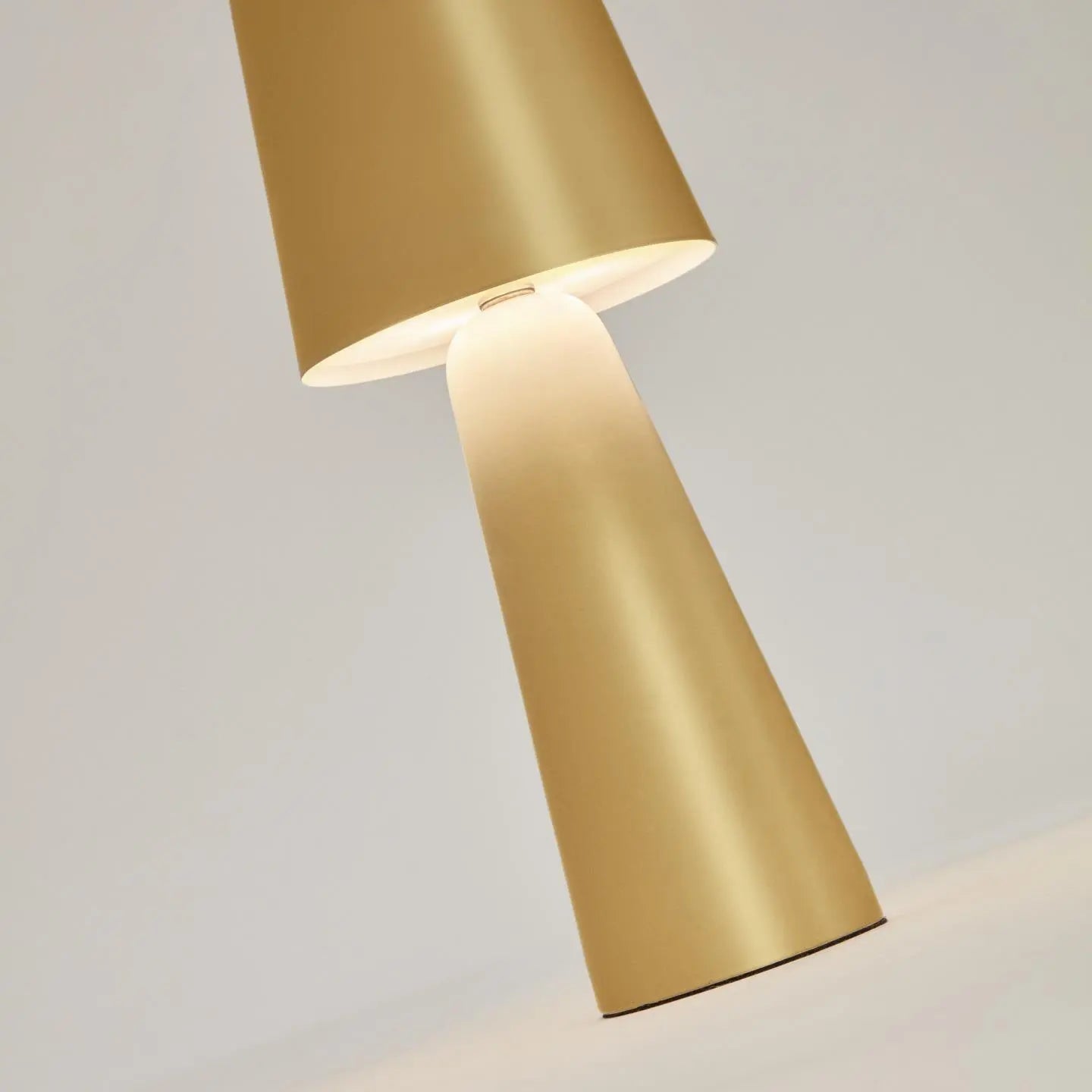 Lampa akumulatorowa ARENYS złoty – Kave Home