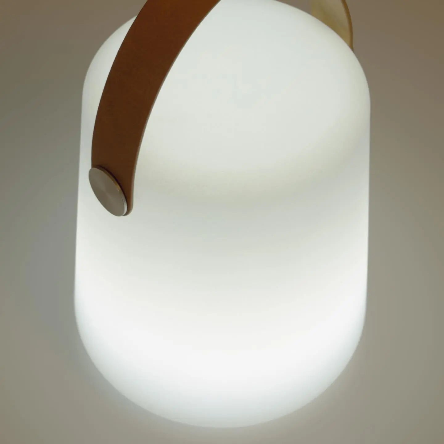 Lampa akumulatorowa DIALMA biały z brązowym uchwytem – Kave Home
