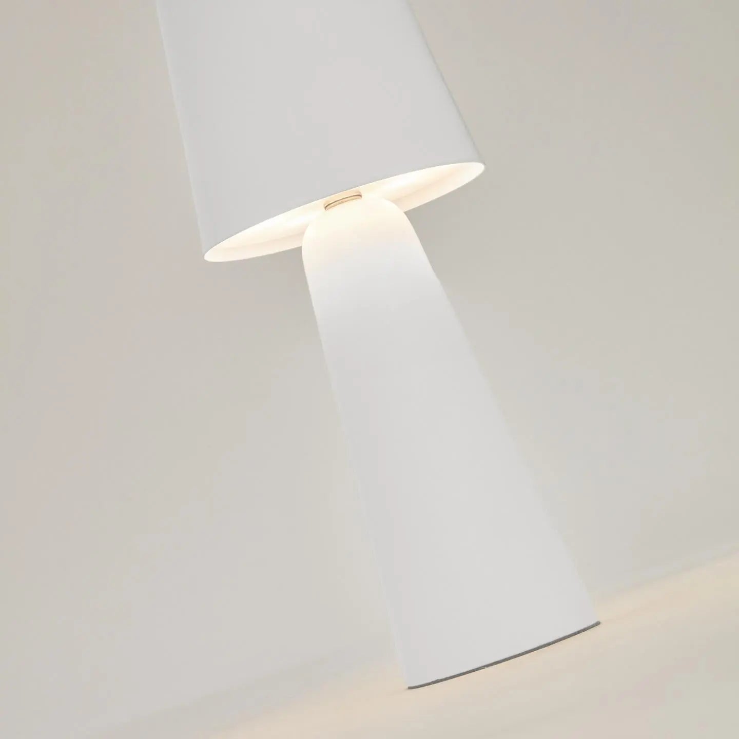 Lampa akumulatorowa zewnętrzna ARENYS biały – Kave Home