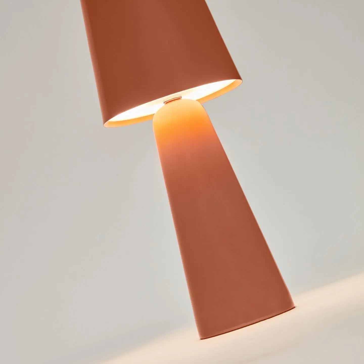 Lampa akumulatorowa zewnętrzna ARENYS terakota – Kave Home