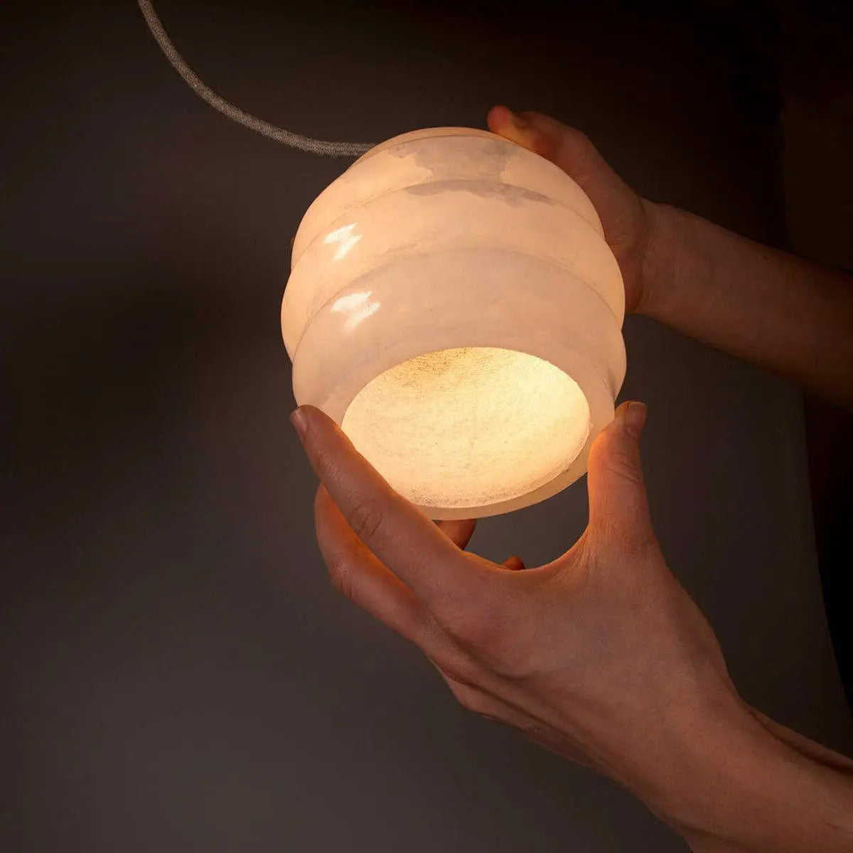 Lampa alabastrowa wisząca KALLIOPE mosiężny – Embassy Interiors