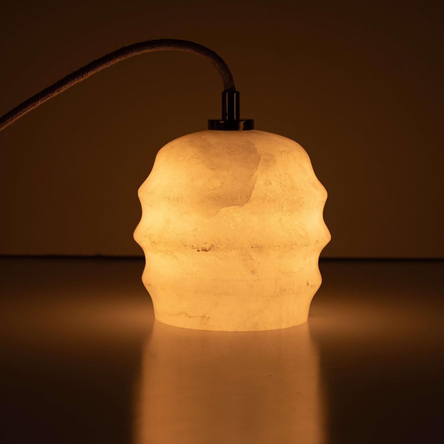 Lampa alabastrowa wisząca KALLIOPE mosiężny Embassy Interiors Eye on Design