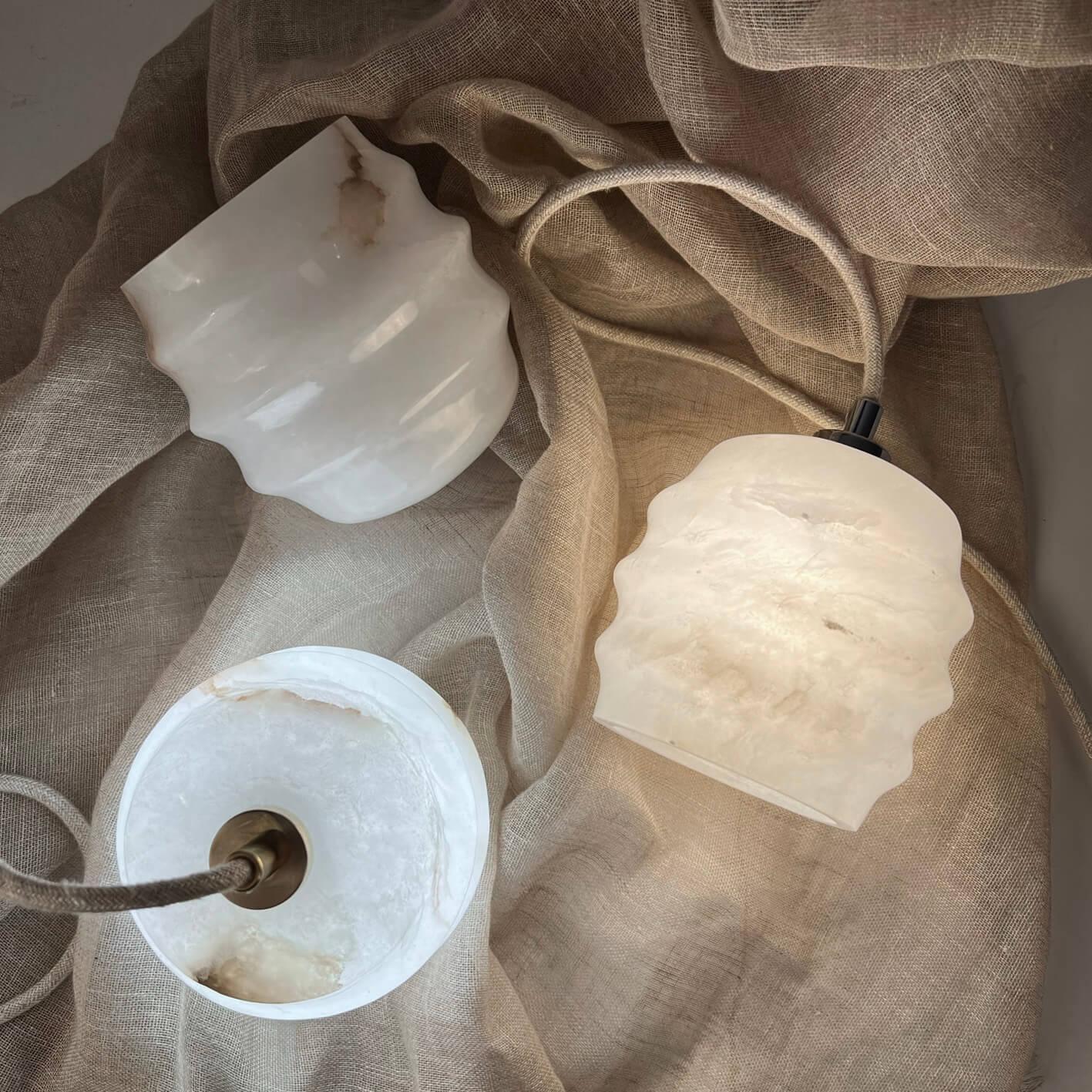 Lampa alabastrowa wisząca KALLIOPE mosiężny Embassy Interiors Eye on Design