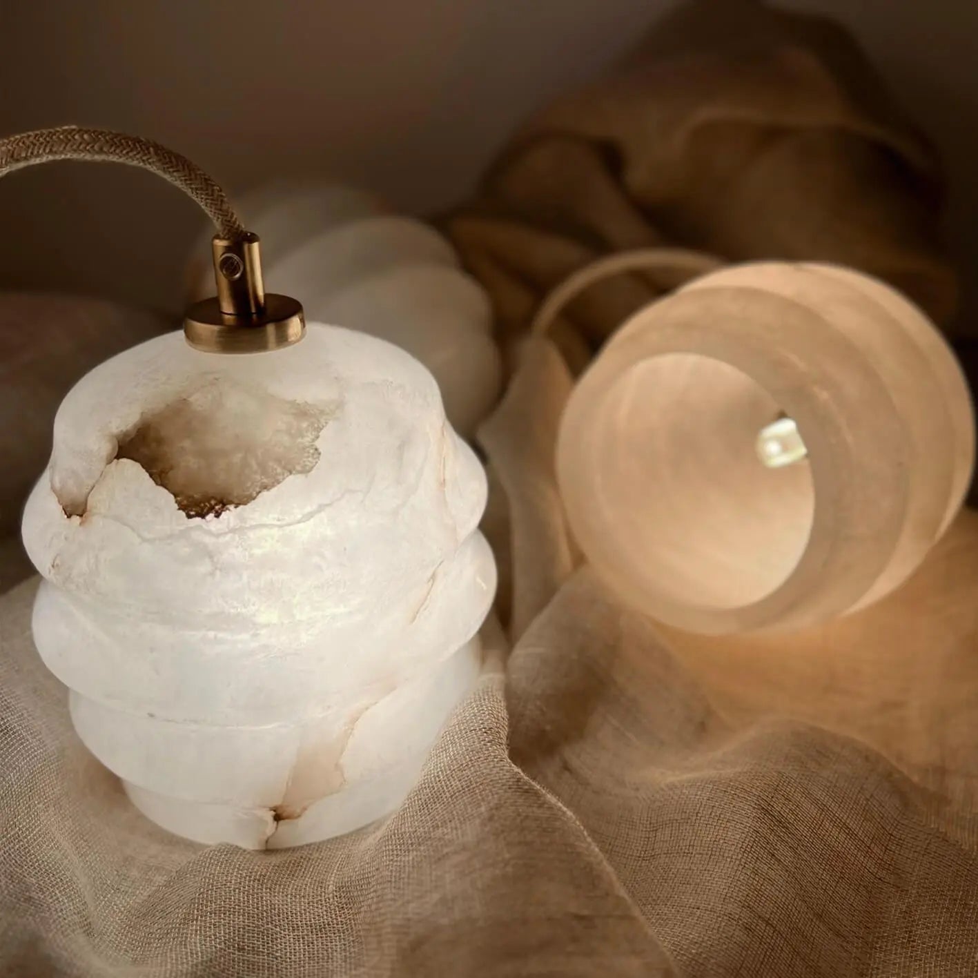 Lampa alabastrowa wisząca KALLIOPE mosiężny – Embassy Interiors