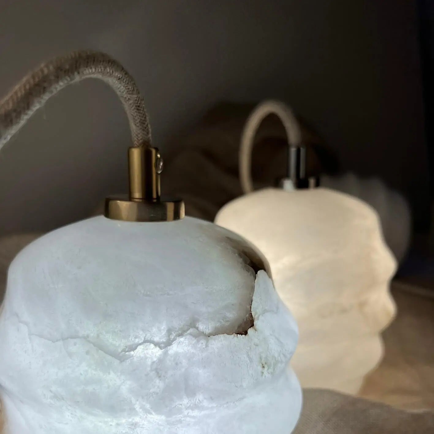 Lampa alabastrowa wisząca KALLIOPE mosiężny – Embassy Interiors