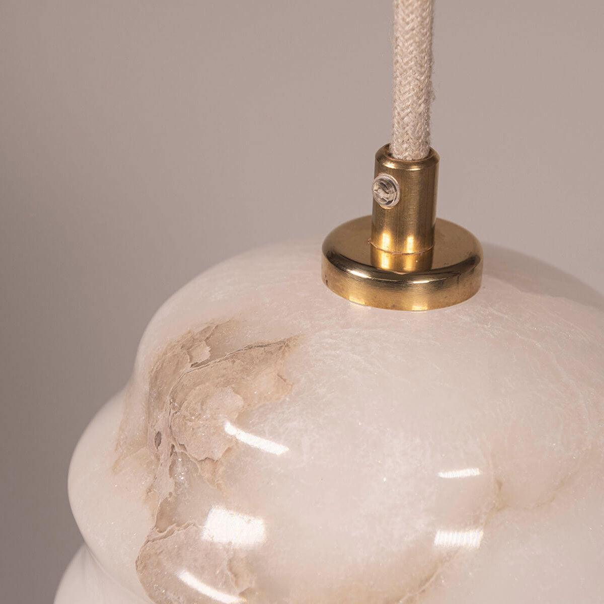 Lampa alabastrowa wisząca KALLIOPE mosiężny Embassy Interiors Eye on Design