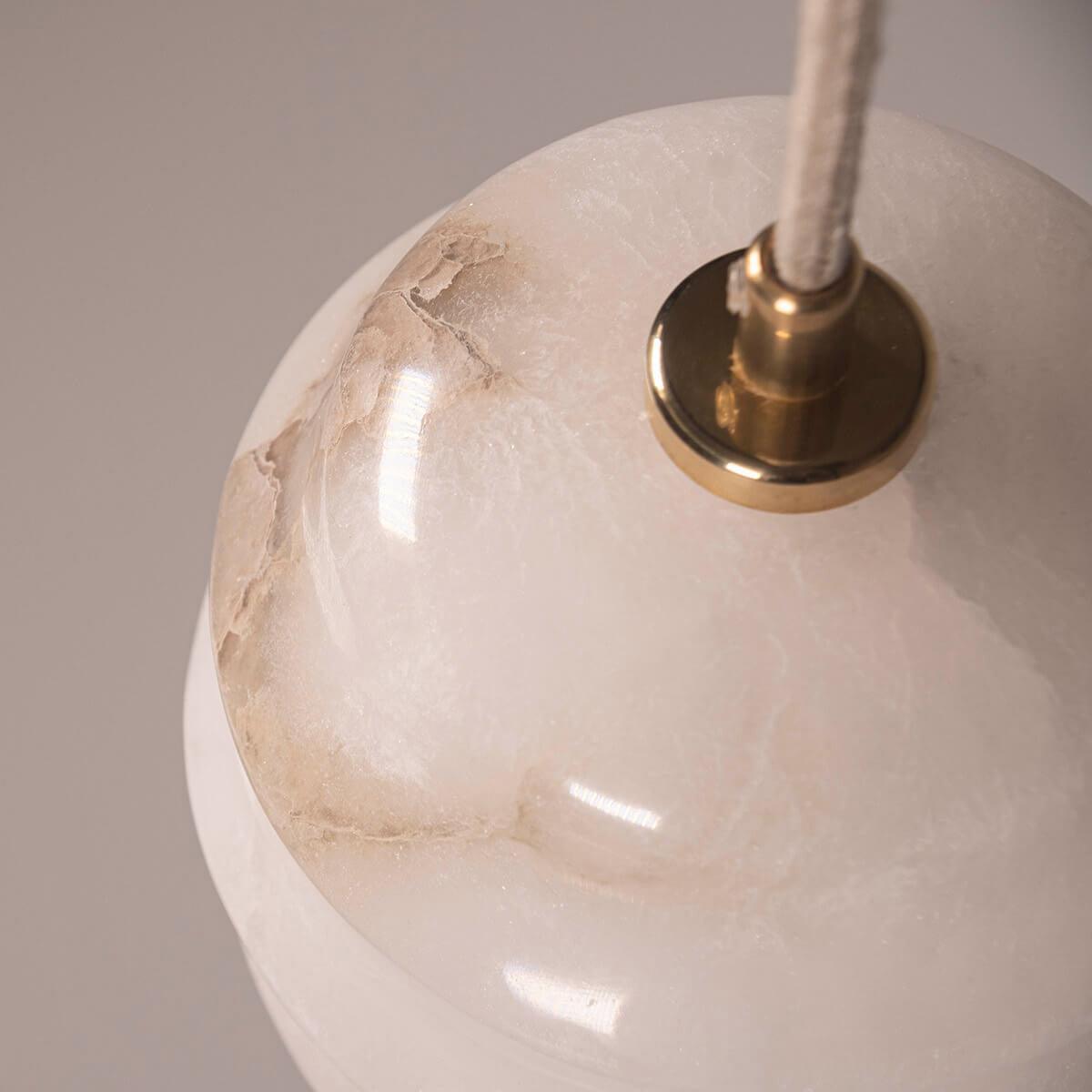 Lampa alabastrowa wisząca KALLIOPE mosiężny Embassy Interiors Eye on Design