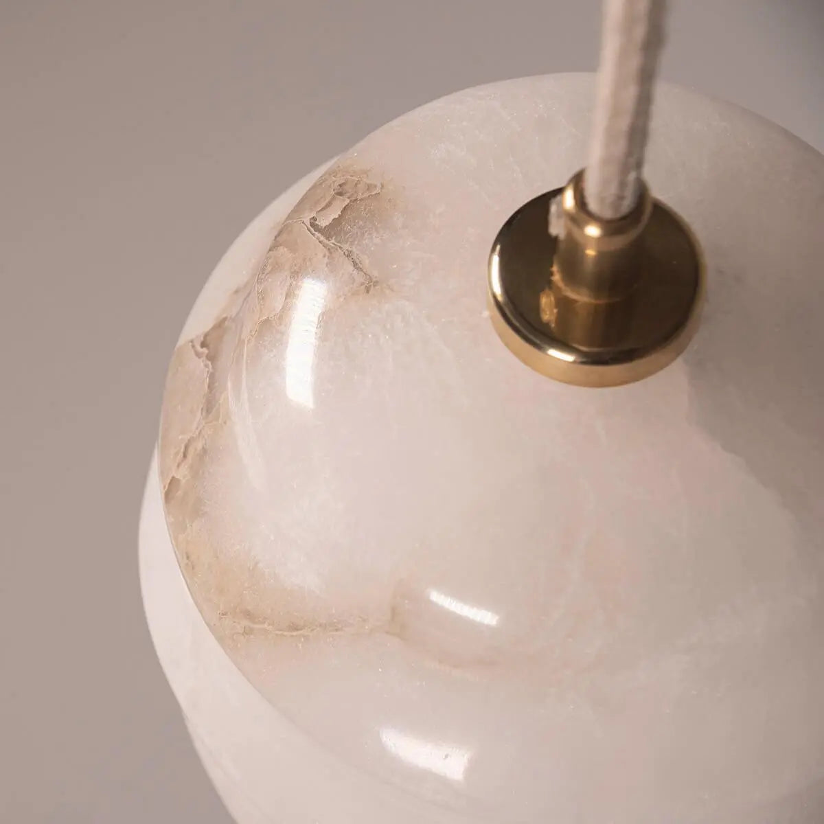 Lampa alabastrowa wisząca KALLIOPE mosiężny – Embassy Interiors