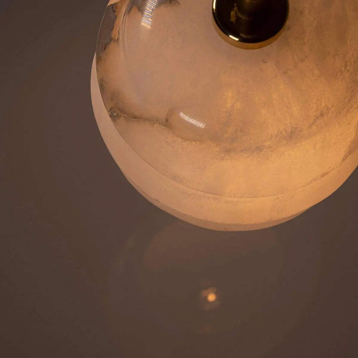 Lampa alabastrowa wisząca KALLIOPE mosiężny – Embassy Interiors