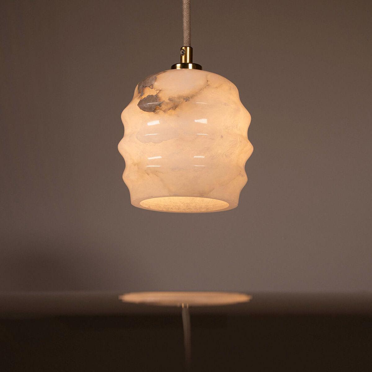 Lampa alabastrowa wisząca KALLIOPE mosiężny Embassy Interiors Eye on Design