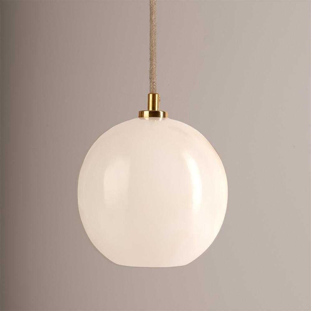 Lampa alabastrowa wisząca SELENE mosiężny Embassy Interiors biały Eye on Design