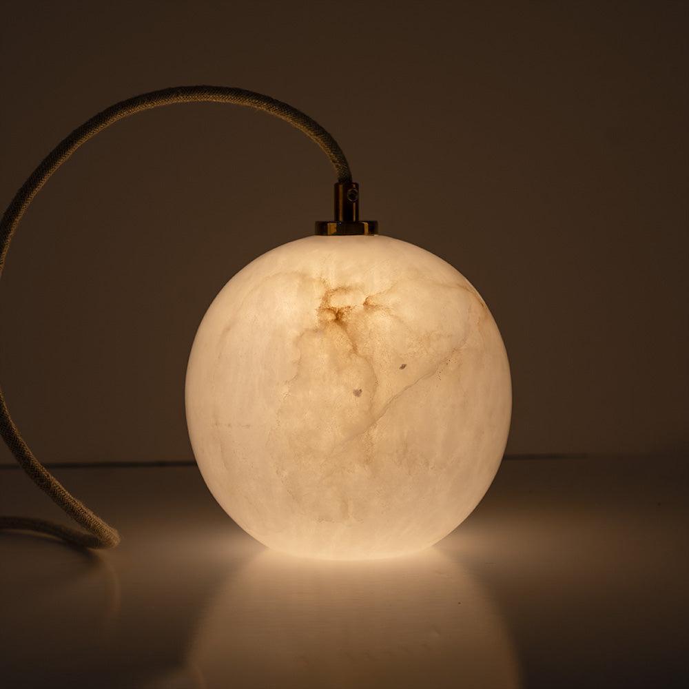 Lampa alabastrowa wisząca SELENE mosiężny Embassy Interiors Eye on Design