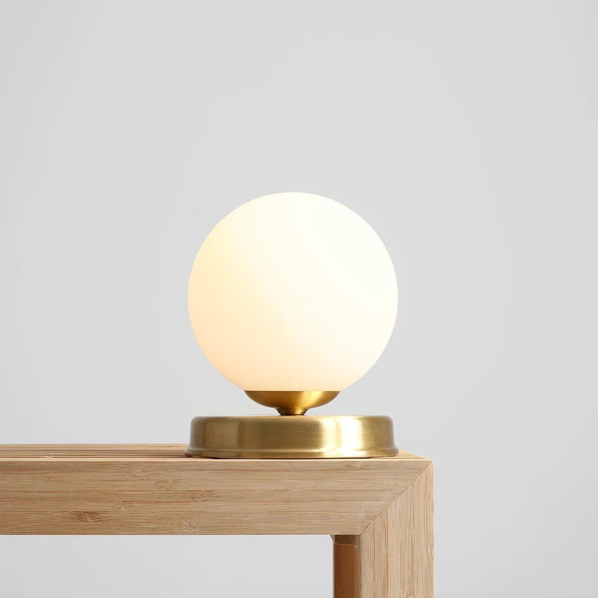 Lampa biurkowa BALL mosiężny Artera S Eye on Design