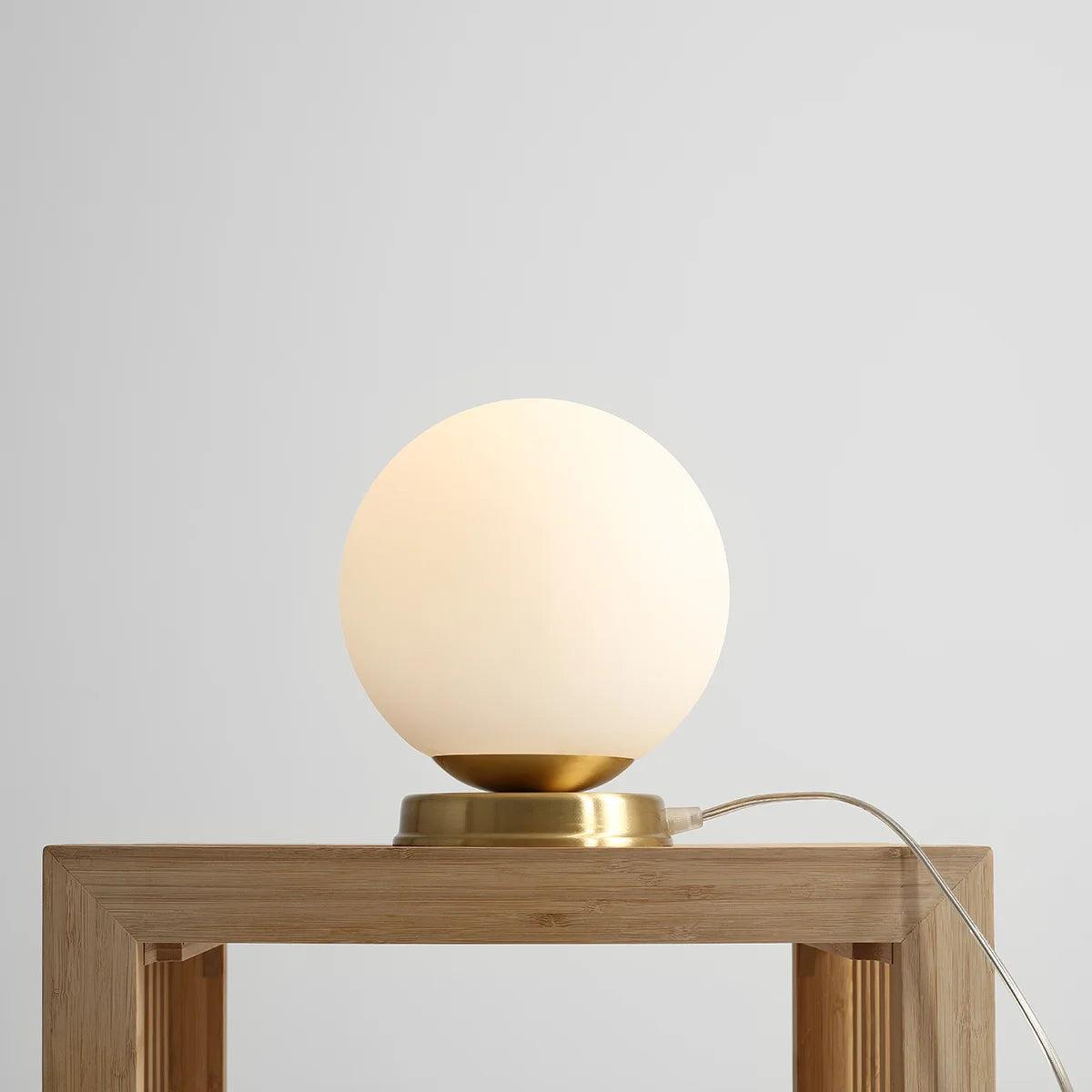 Lampa biurkowa BALL mosiężny Artera M Eye on Design
