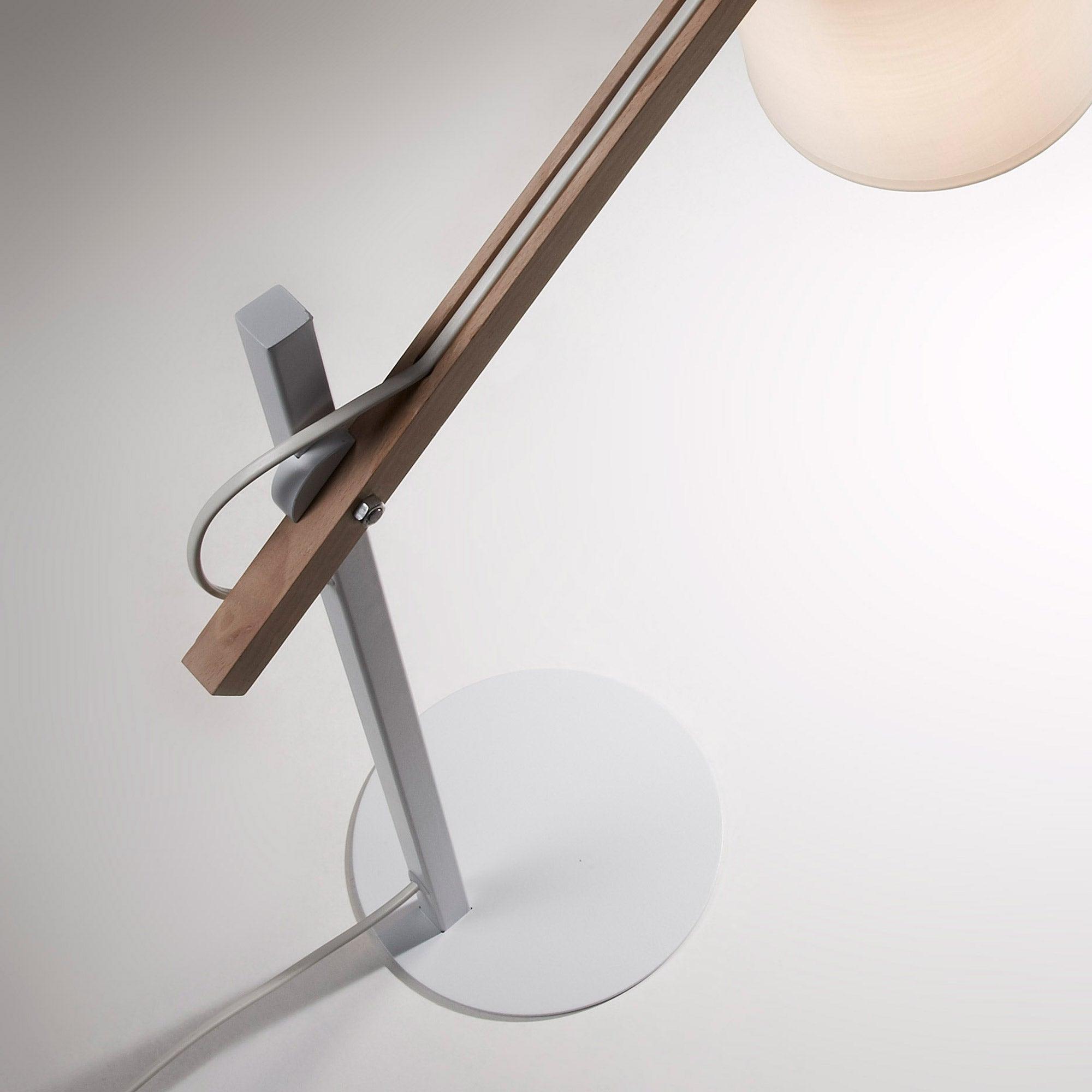 Lampa biurkowa KOSTA biały z drewnianym wykończeniem La Forma Eye on Design